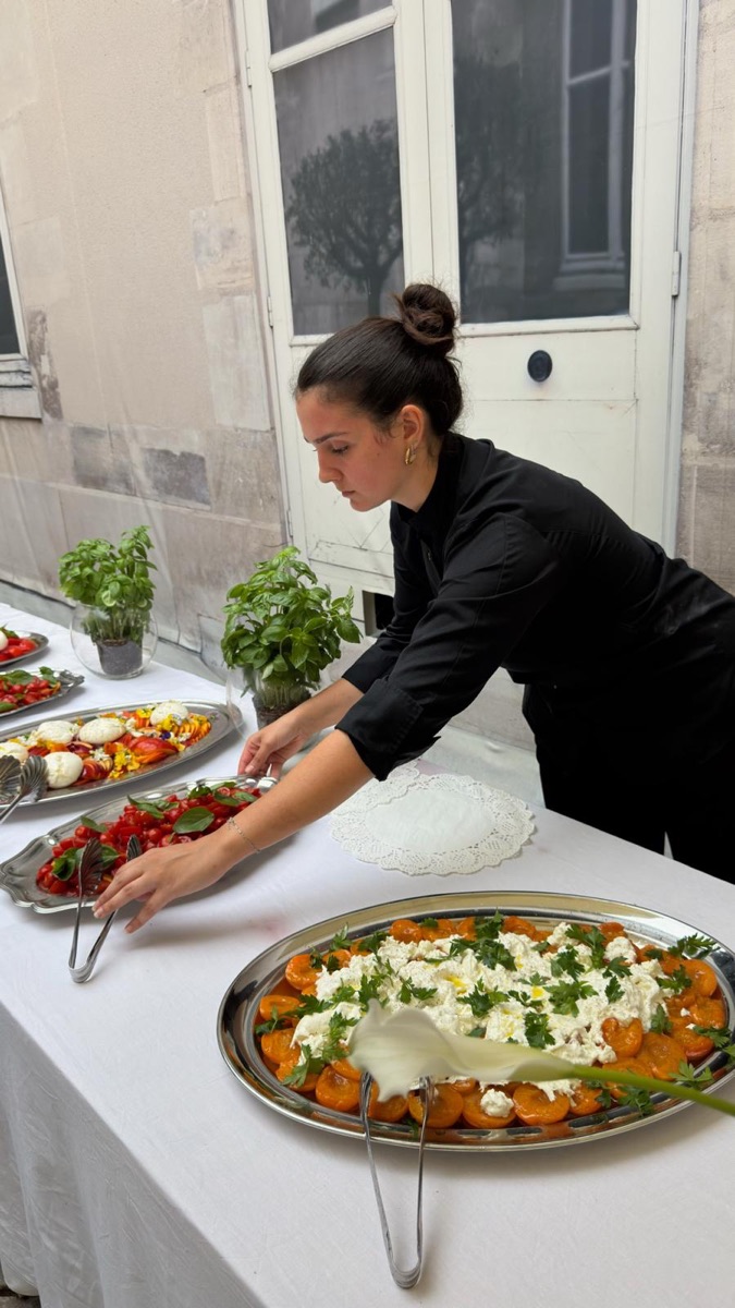 Justine Ferrand dressant un buffet