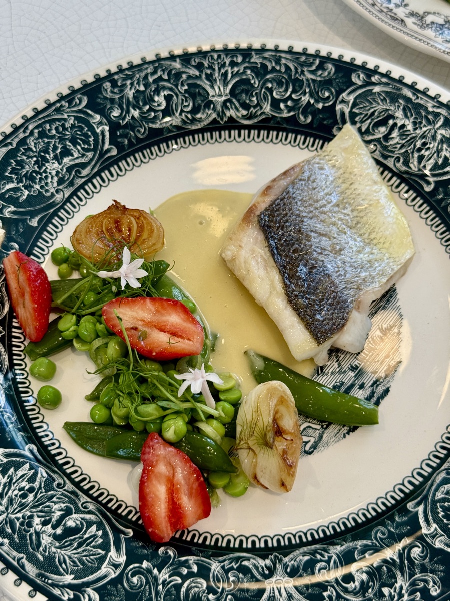Filet de poisson, petits pois et fraises
