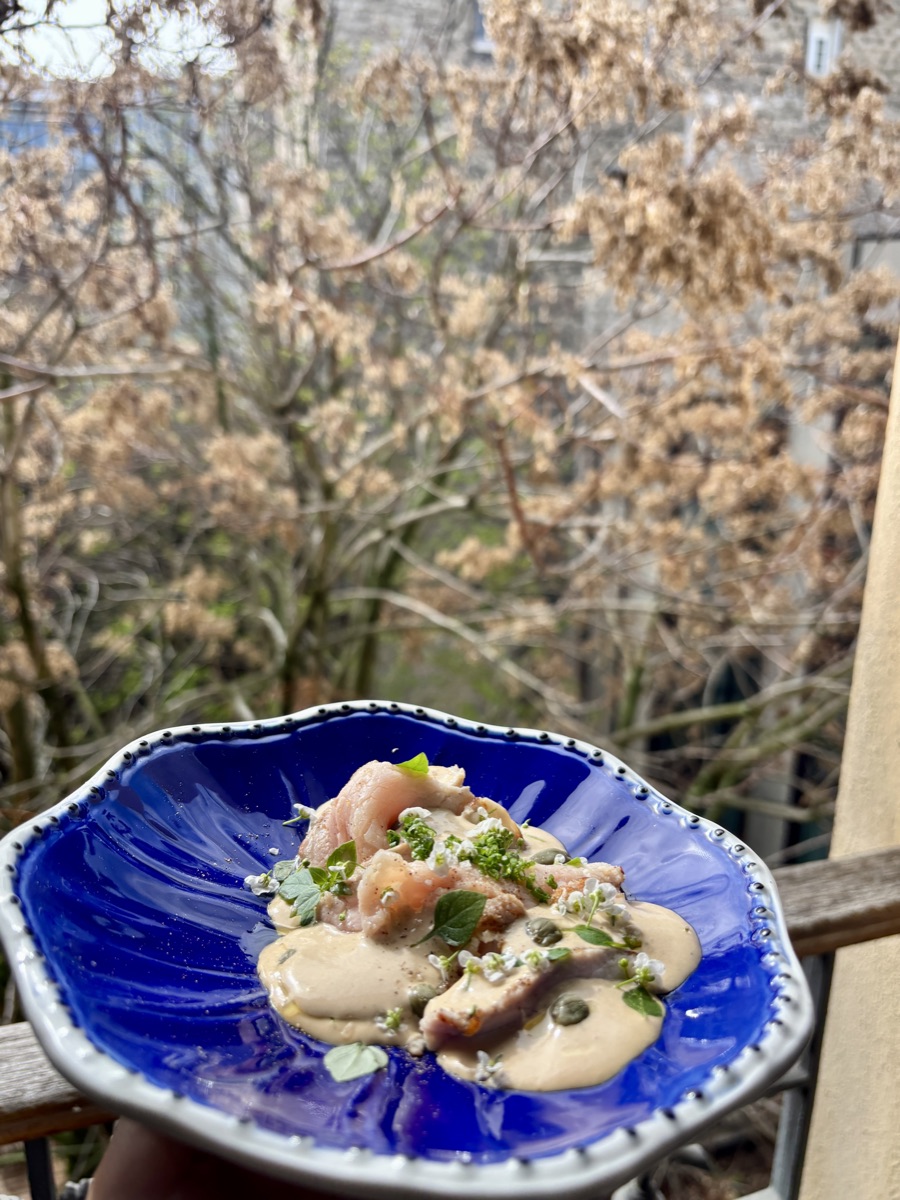 Poisson mariné, assiette bleue