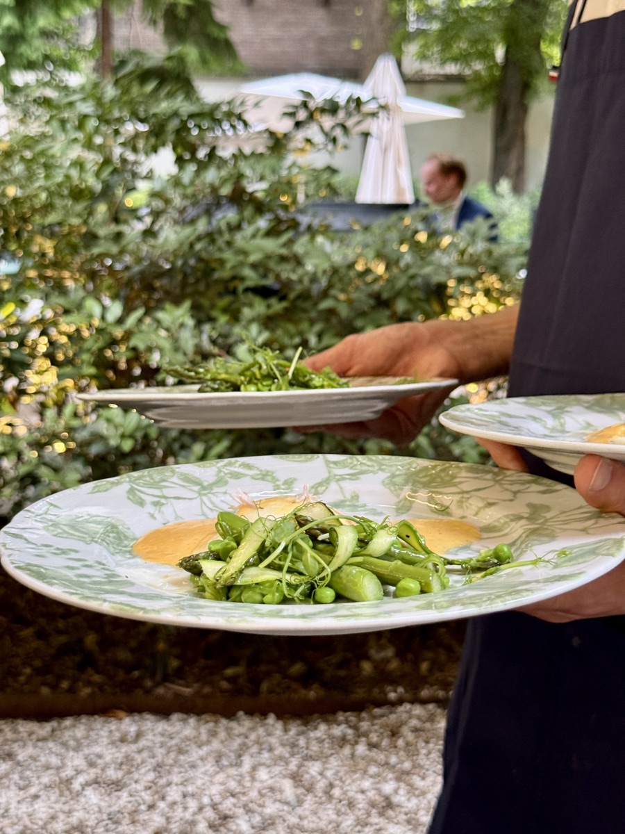 Service à table, au jardin