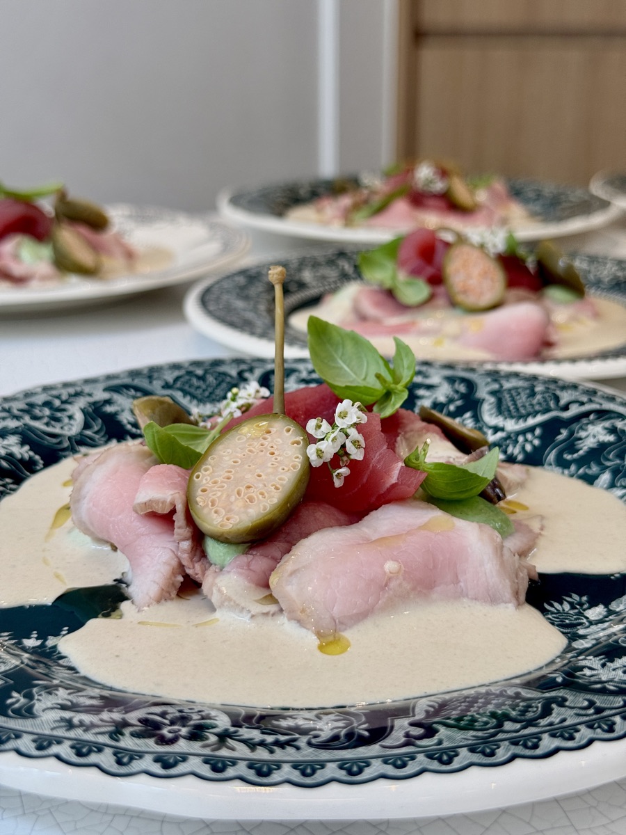 Tataki de poisson, radis et fleurs