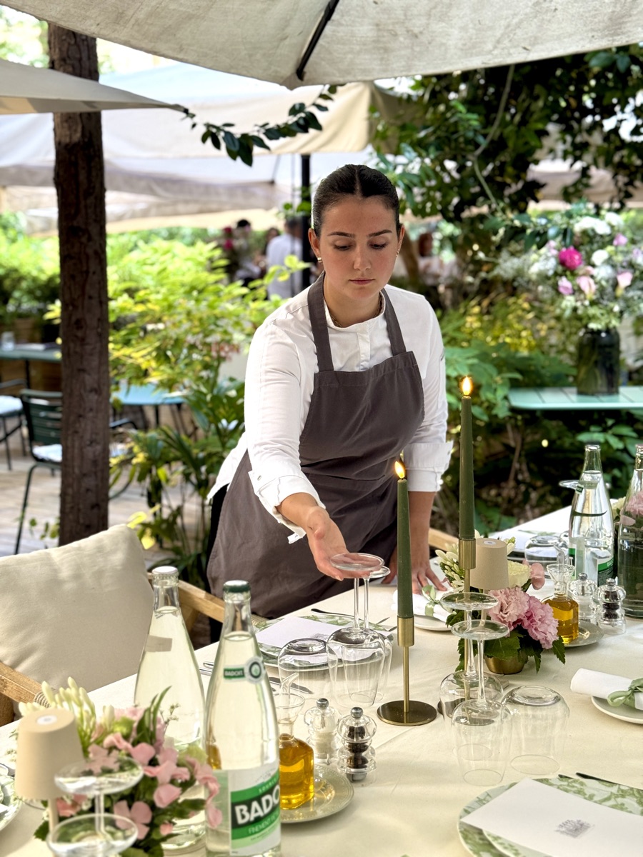 Justine Ferrand dressant la table au jardin
