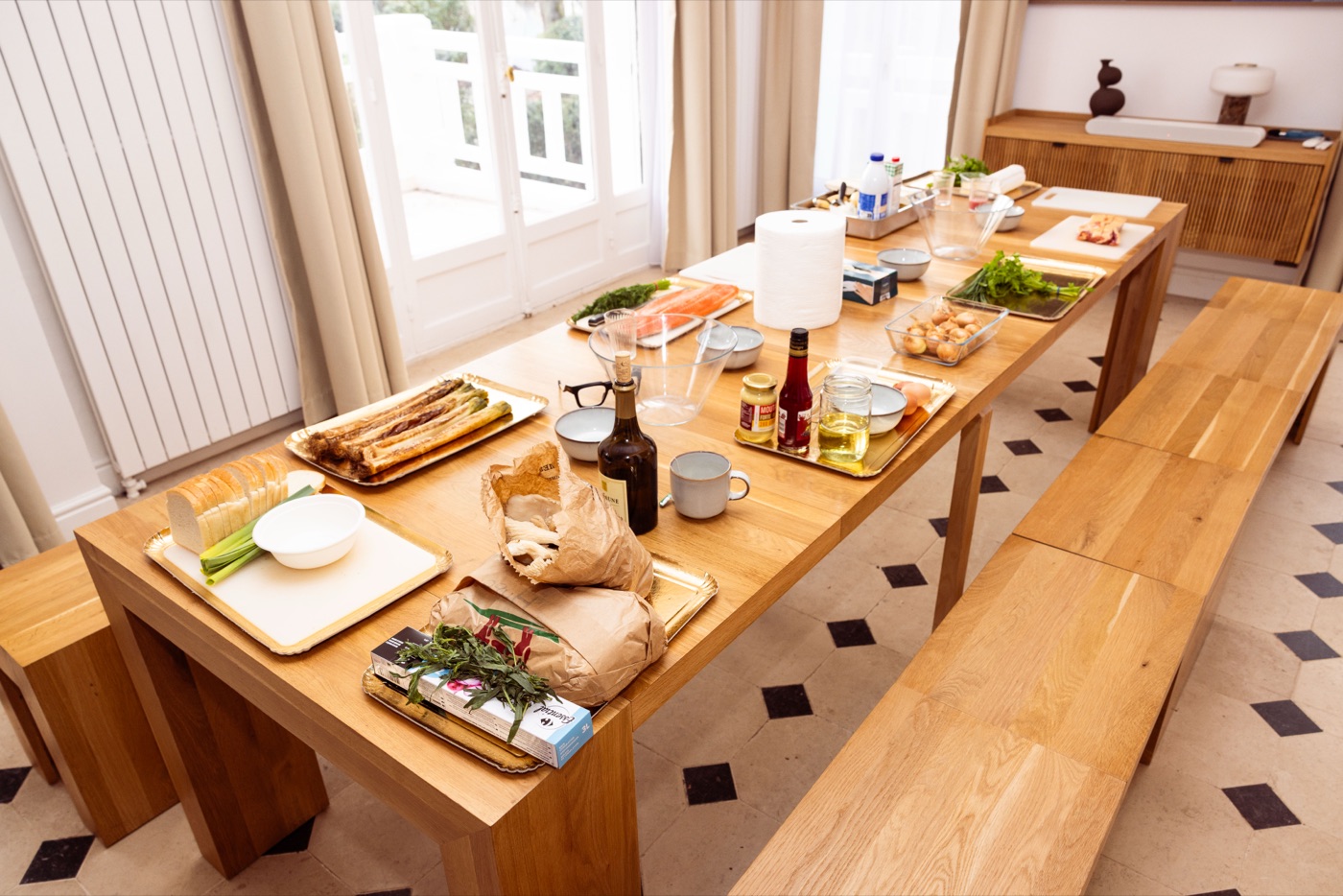 Table dressée pour un atelier culinaire